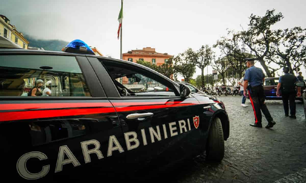 Salta posti di blocco, senza motivo: carabinieri lo inseguono per 80 km tra laghi e montagne