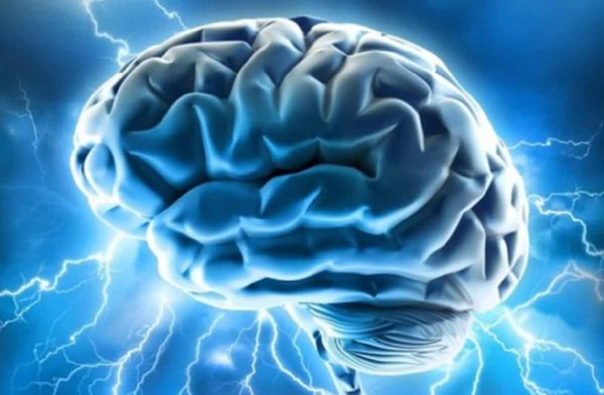 Cosa fa il cervello poco prima della morte: attività simili a sogni e meditazione