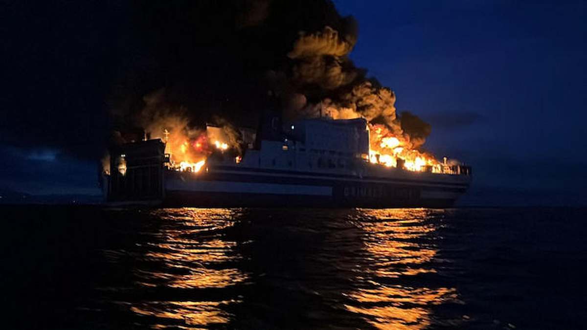 Incendio traghetto Grimaldi Lines tra Grecia e Brindisi: mancano 14 persone all'appello, 2 intrappolate nel garage