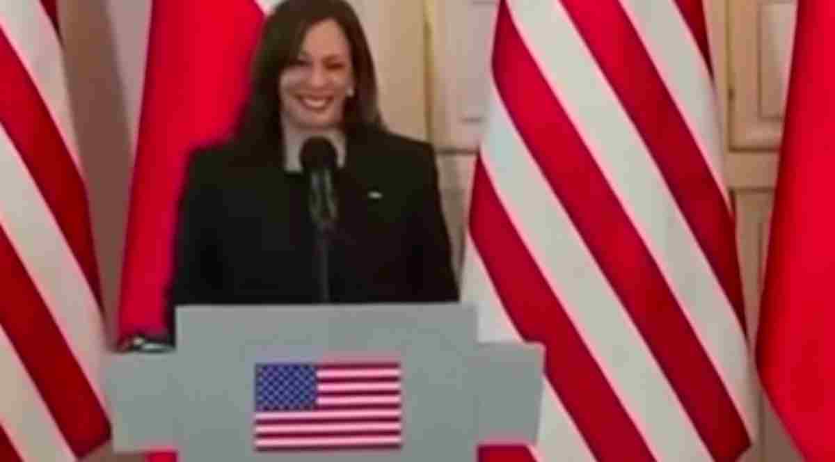 Kamala Harris ride dopo domanda sui rifugiati ucraini, la vice di Biden è nella bufera VIDEO