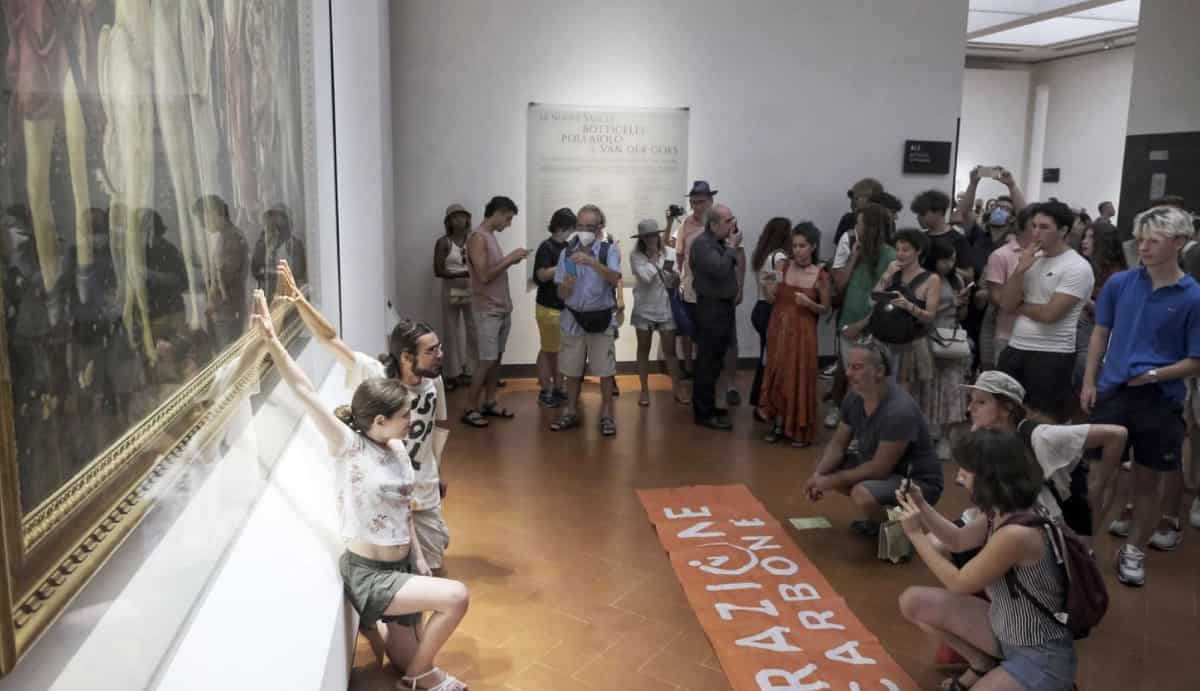 Uffizi, protesta ambientalista: attivisti si incollano al vetro che protegge La Primavera