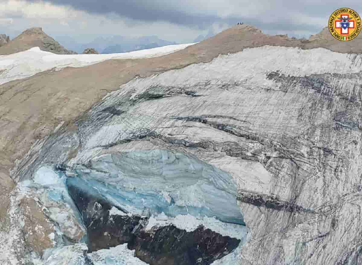 Marmolada, cosa è successo: il caldo record da giorni, ghiacciai sempre più a rischio valanghe