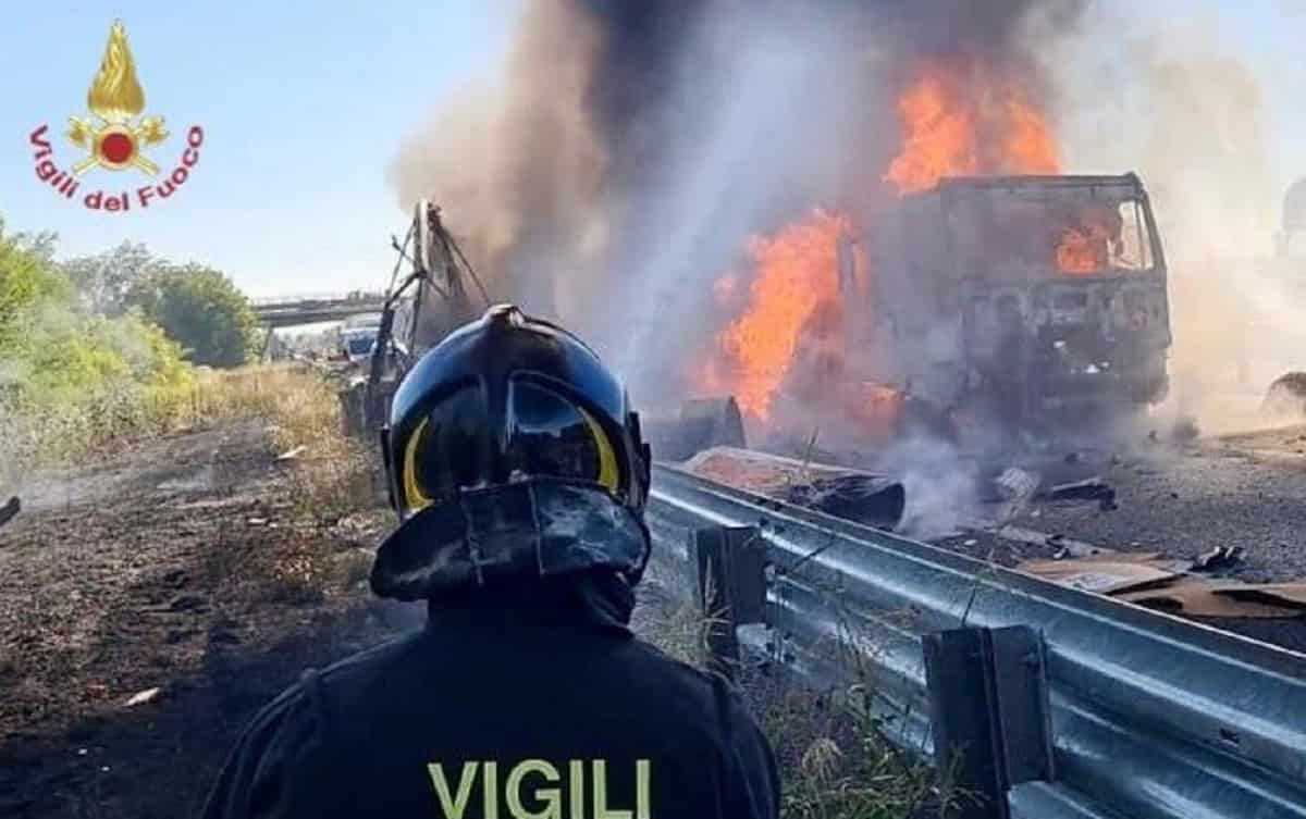 Tir in fiamme dopo un incidente sulla tangenziale a Torino, autista morto carbonizzato