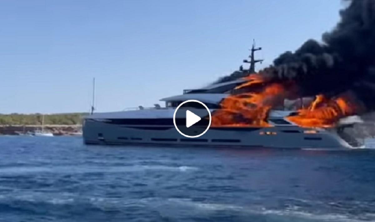 yacht formentera in fiamme