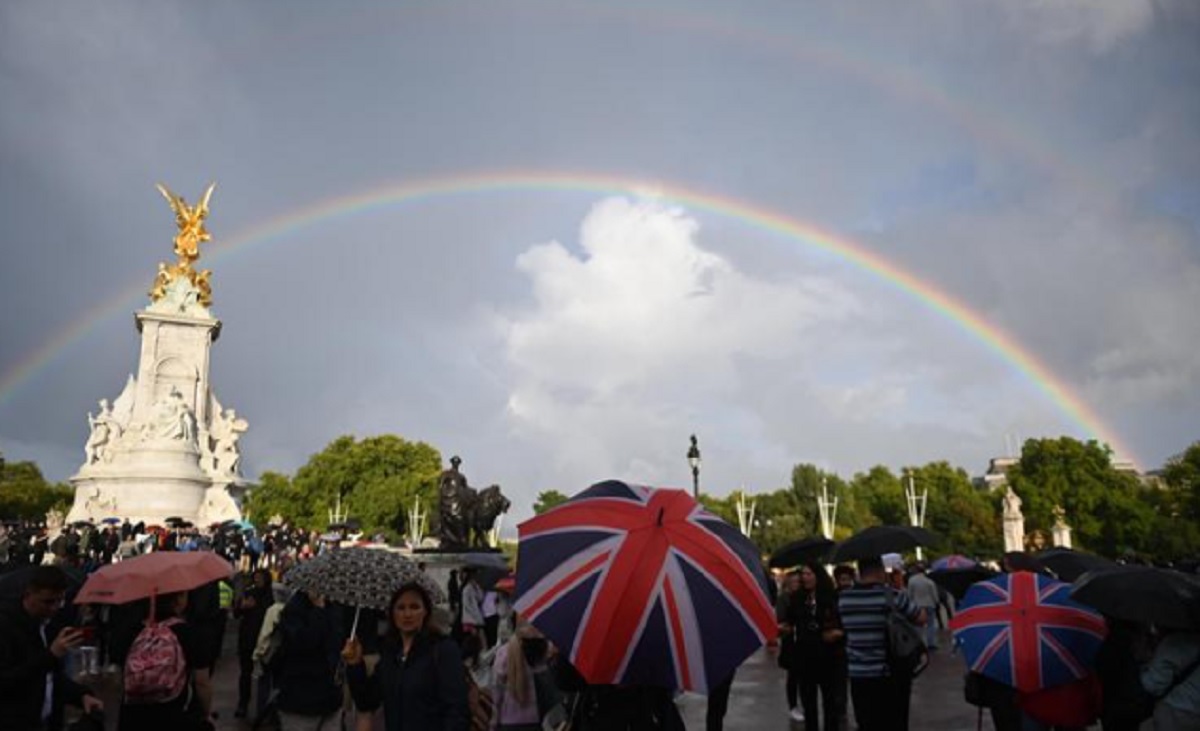 E' morta anche la Regina, quell'arcobaleno su Buckingham Palace è il Tempo che saluta