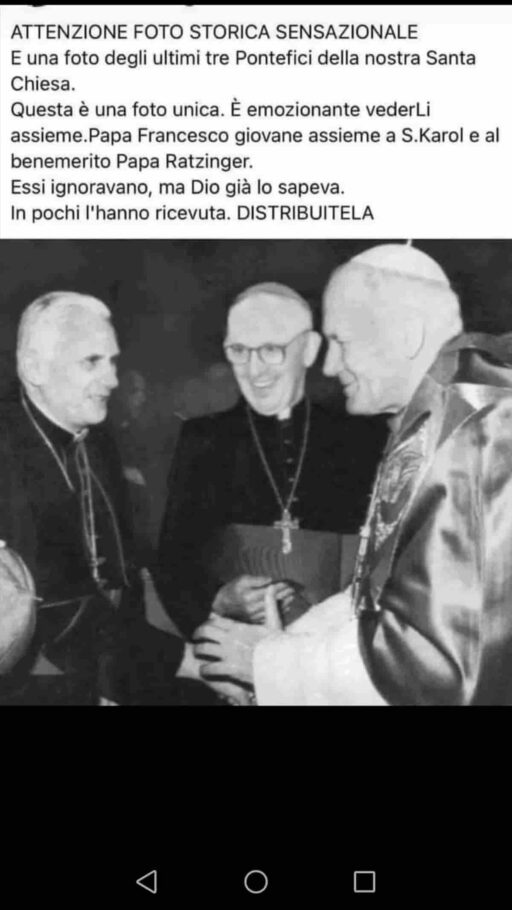 Papa Bergoglio giovane cardinale con Ratzinger e Wojtyla in foto assieme: è un fake? gira in internet, emozionante