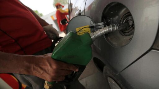 Benzina, pubblica sceneggiata: governo comanda ammuina. Metà dei benzinai irregolari? Da prima e da sempre