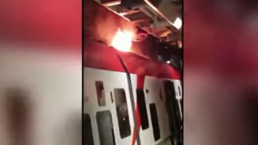 Dal cavalcavia lanciano bicicletta contro un treno e scoppia un incendio VIDEO