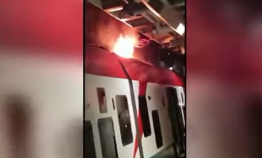 Dal cavalcavia lanciano bicicletta contro un treno e scoppia un incendio VIDEO