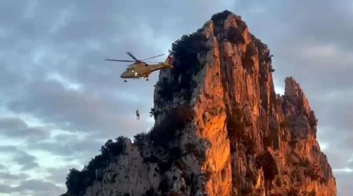 Faraglione di Capri, scalarlo e non saper più scendere: serve l'elicottero VIDEO