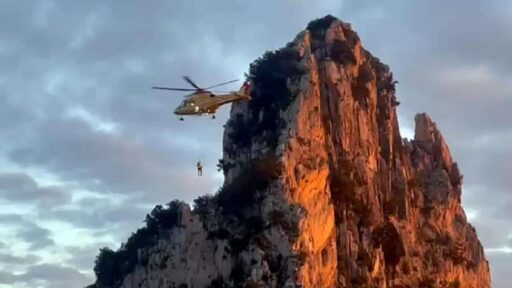 Faraglione di Capri, scalarlo e non saper più scendere: serve l'elicottero VIDEO