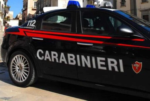 Dopo una lite segrega in casa la moglie e la vicina e le minaccia con un coltello: arrestato 45enne a Capannori (Lucca)