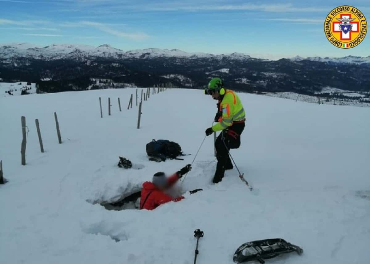 Cade con le ciaspole dentro una trincea della prima guerra mondiale: salvato 63enne