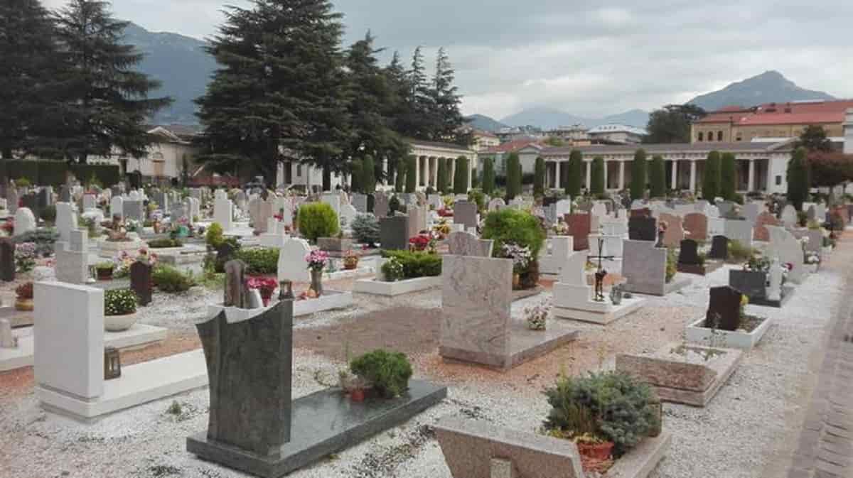 Cimitero Prima Porta, mutilavano cadaveri per truffare i parenti dei morti e l'Ama