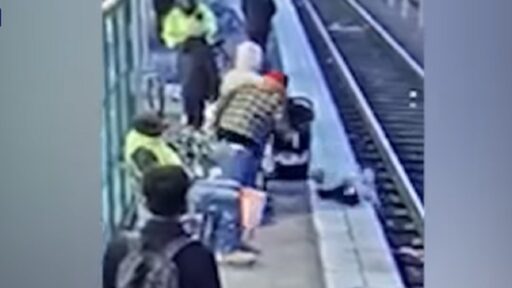 Donna spinge una bimba di 3 anni sui binari del treno: il video della follia negli Usa