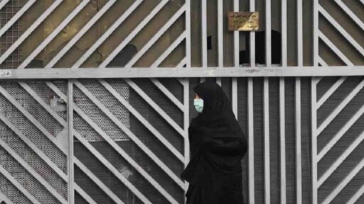 La polizia iraniana controlla l'uso del velo delle donne in auto: prima sms di avvertimento, poi...