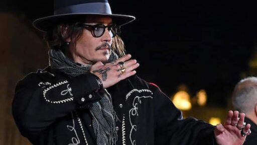 Johnny Depp lieto, chiuse le cause con Amber Heard: per entrambi immagine a pezzi unici a guadagnare gli avvocati