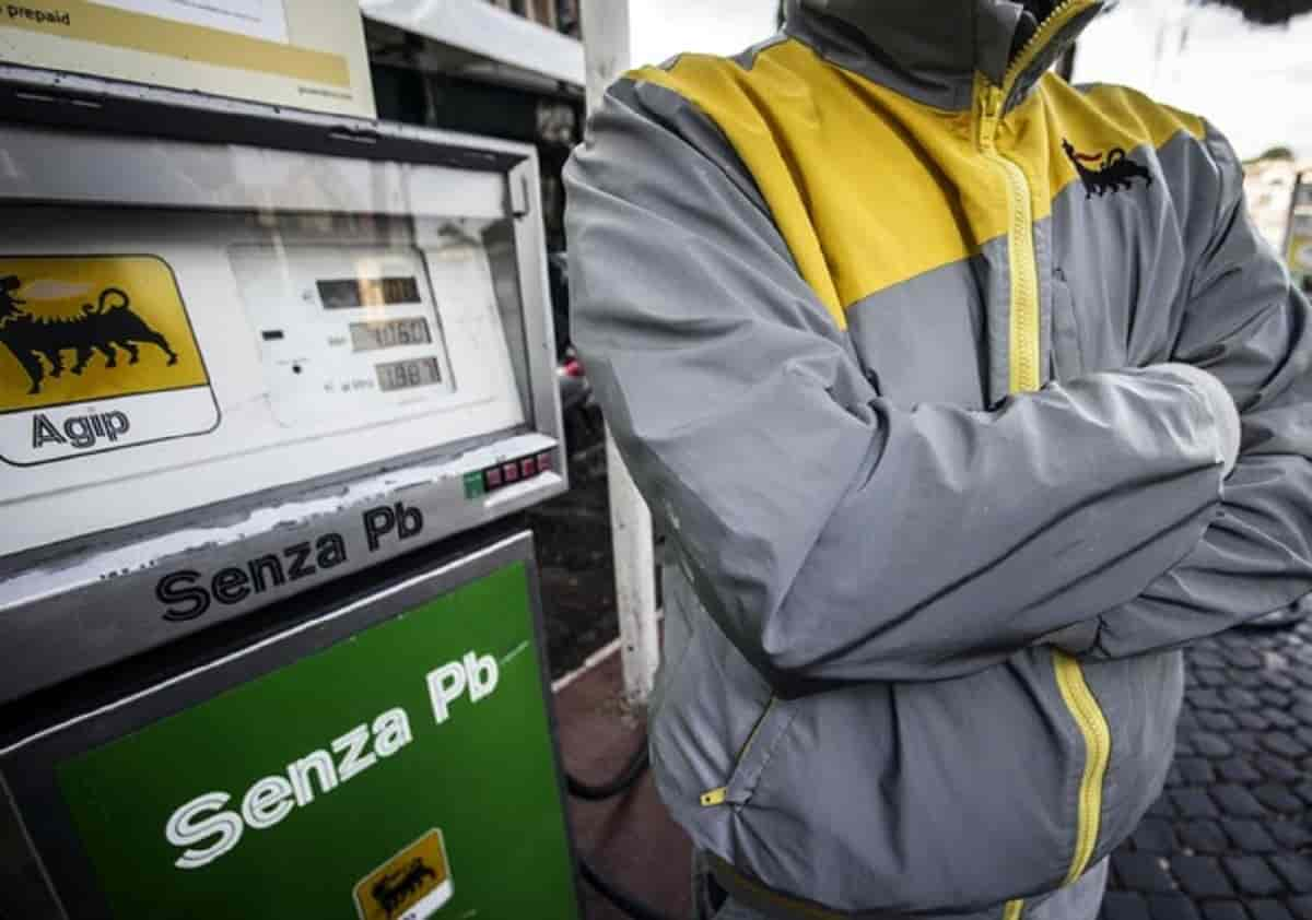 Un distributore di benzina, foto Ansa