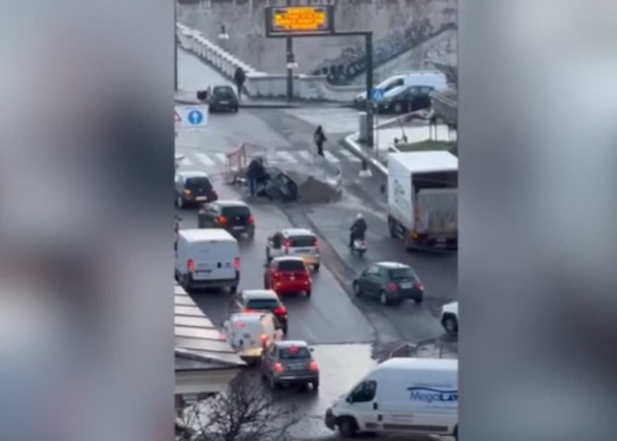 Voragine a Roma Piazza della Libertà