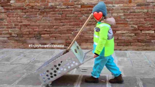 La bimba che si maschera da spazzina a Carnevale, il sindaco di Venezia la loda FOTO