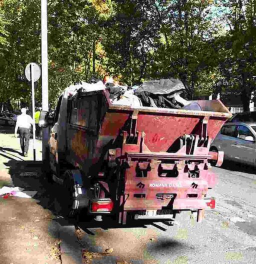Camion dei rifiuti travolge e uccide anziana di 84 anni, l'autista ricoverato per choc