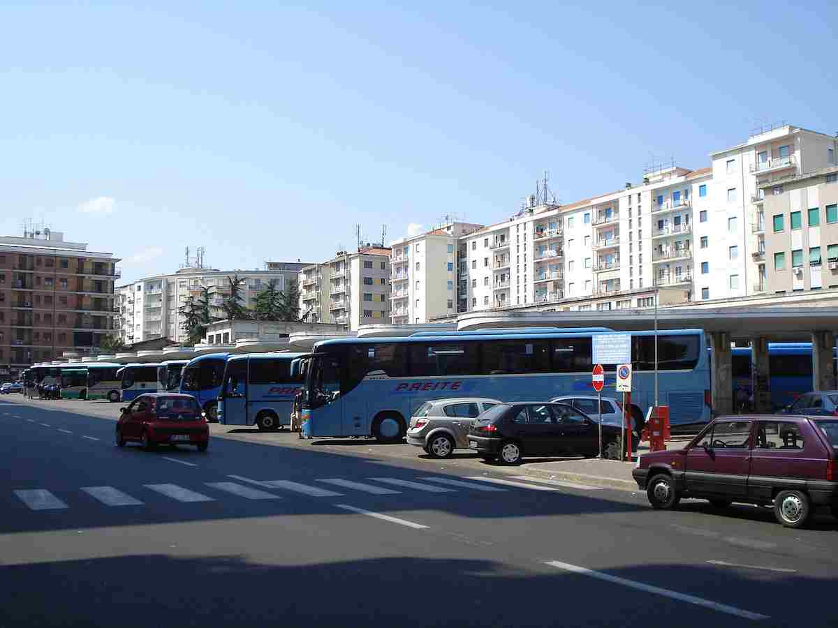 Due uomini fanno sesso davanti a tutti alla fermata del bus: il video virale a Cosenza