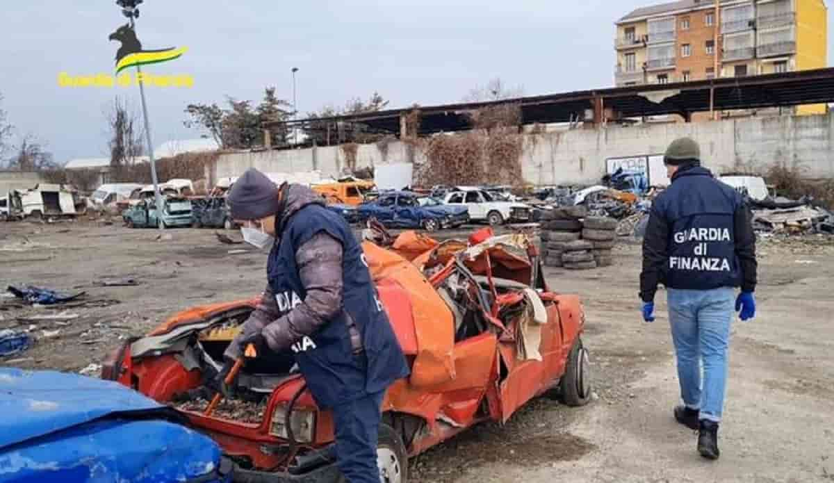 Scoperta discarica abusiva a Torino, foto Ansa