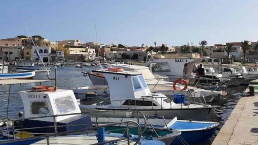 Trovato il cadavere di una migrante sugli scogli a Lampedusa, foto d'archivio Ansa