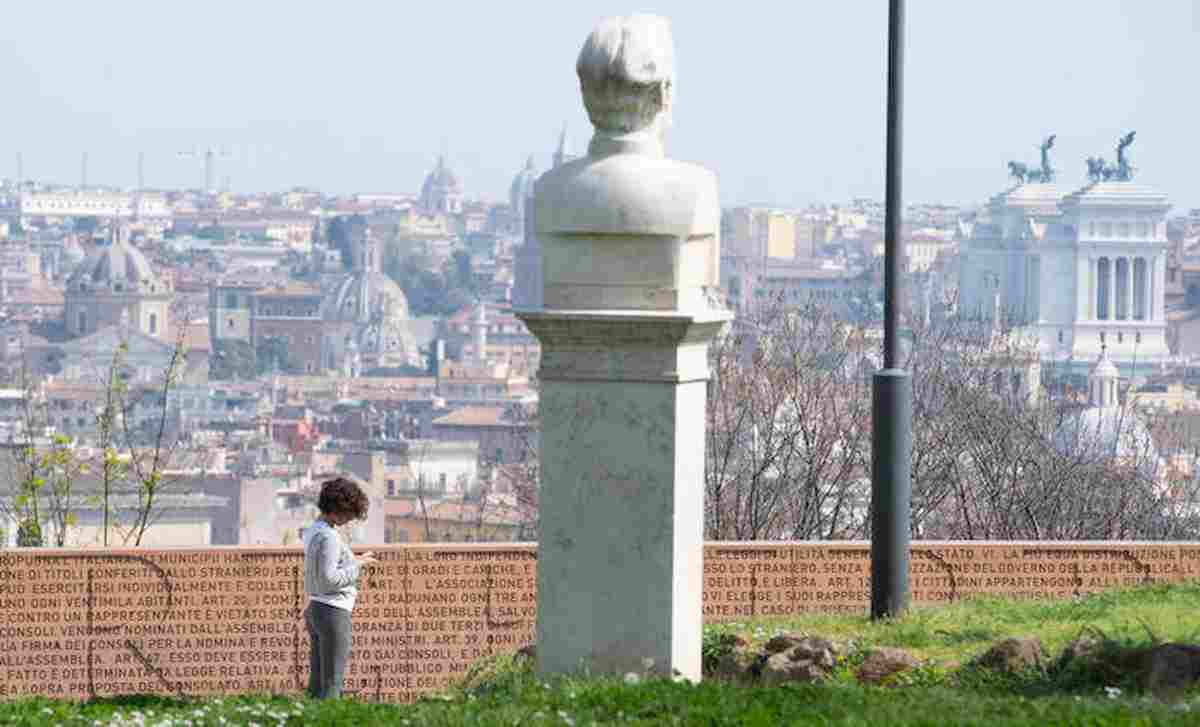 Guida turistica cade dal Gianicolo a Roma: è precipitata per oltre sei metri