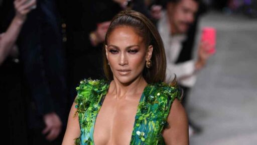 Jennifer Lopez lancia il suo marchio di Spritz ipocalorici. Fan in rivolta: "Ma se non bevi..."