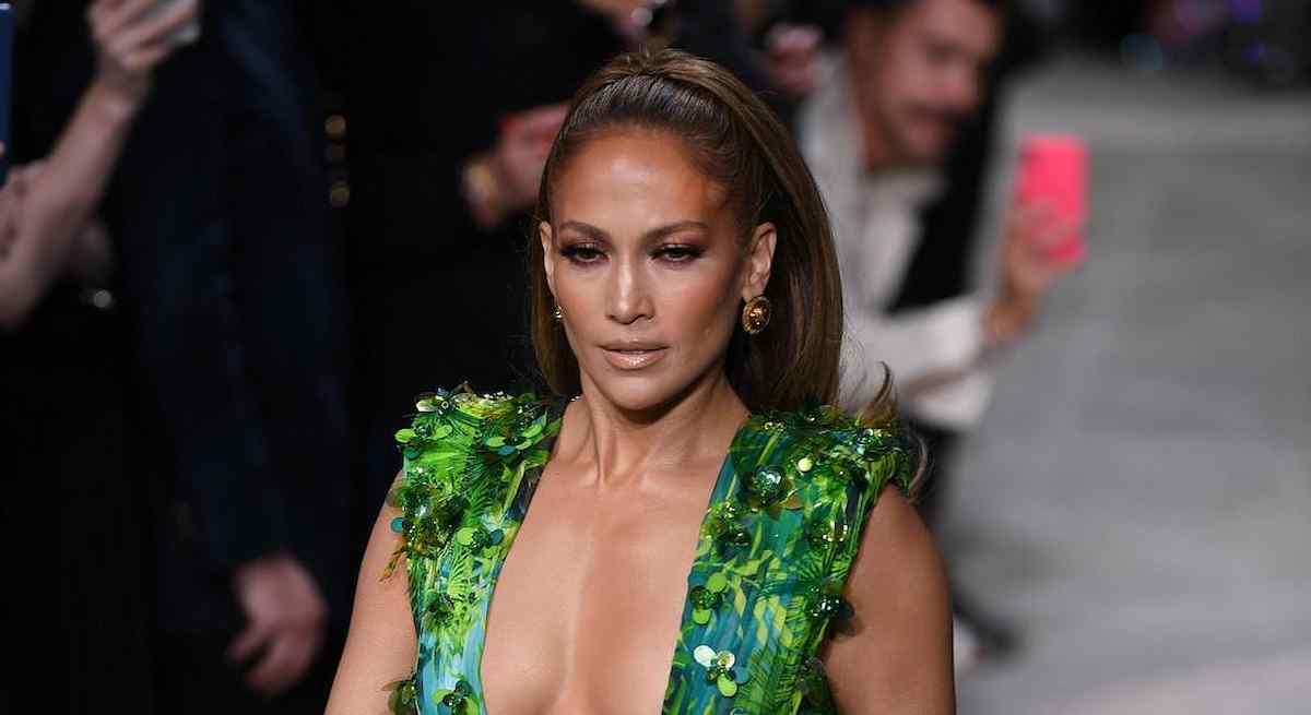 Jennifer Lopez lancia il suo marchio di Spritz ipocalorici. Fan in rivolta: "Ma se non bevi..."