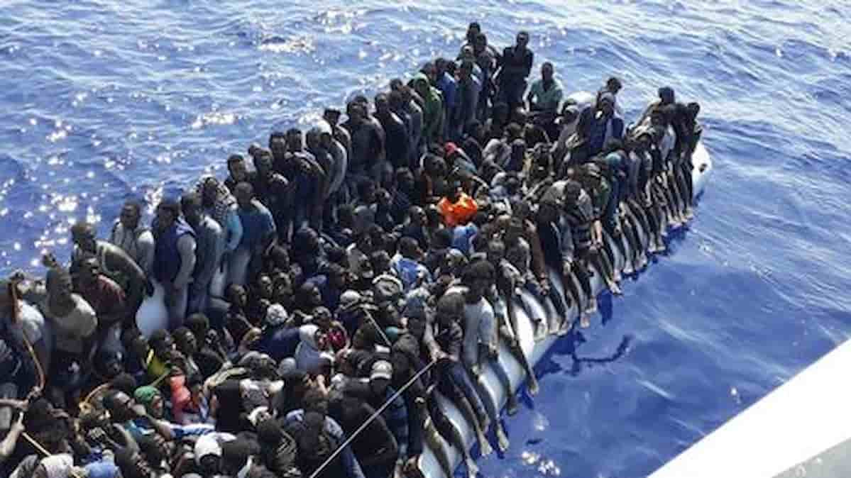 Migranti, sbarchi continui, nuovi barchini dalla Tunisia: Elly Schlein accusa, Piantedosi non ci sta