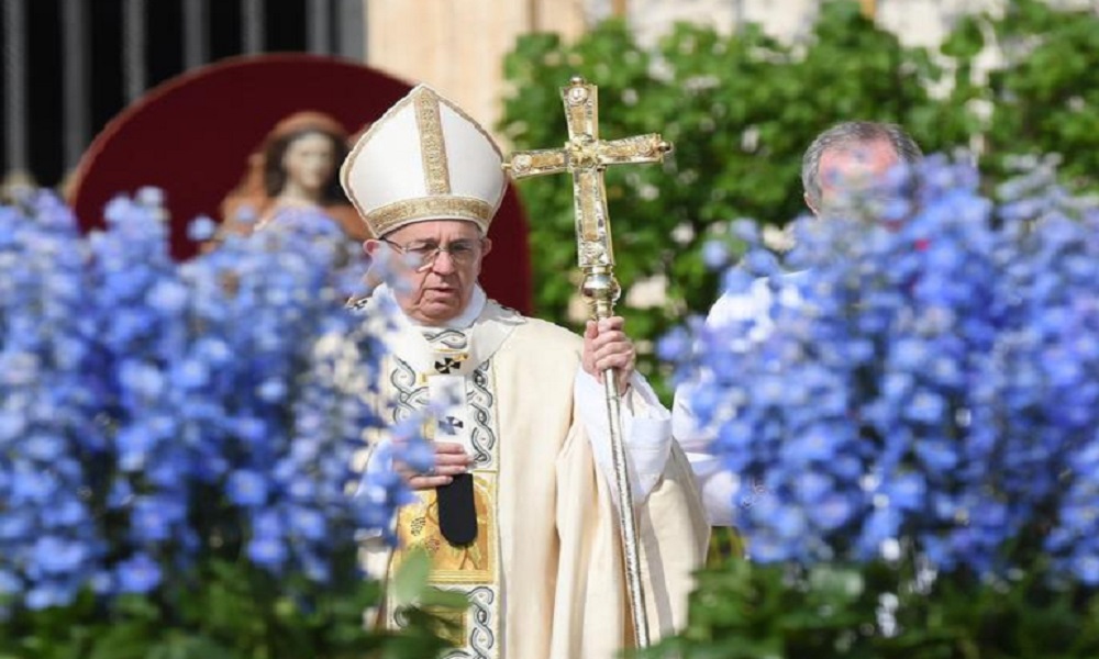 Papa Francesco e le guerre in corso nel mondo. Il Pontefice ne fatto il punto più accorato dei riti pasquali. E nel giorno della Pasqua, parlando alla folla che gremiva piazza San Pietro, ha citato numerosi Paesi guerra, sollecitando i potenti della terra al dialogo. E per tre volte ha quasi urlato “pace, pace, pace “. NON SOLO UCRAINA E GERUSALEMME Il Pontefice questa volta non ha citato, come in passato, la sola guerra in Ucraina partecipando al dolore del suo “martoriato popolo”. No, stavolta è andato oltre. Ben oltre. Ha espresso la sua forte preoccupazione per i conflitti che lacerano l’Africa. E non si è limitato a ricordare il Congo, peraltro meta di un suo recente viaggio. Ma il suo pensiero è andato anche a toccare altri punti caldi come il Burkina Faso ( scontri tra etnici ), Mali ( scontri tra esercito e gruppi ribelli), Mozambico, Nigeria, Somalia, Sudan. Ma ha citato anche i punti caldi dell’Asia come il Myanmar ( guerra contro i gruppi ribelli), il Pakistan ( guerra contro i militanti islamici). Naturalmente non poteva non citare i punti caldi del Medio Oriente come la Siria ( guerra civile) e soprattutto Israele. Ma non ha dimenticato le Americhe come la Colombia in cui è in corso un conflitto contro i gruppi ribelli e il Messico che sta vivendo una sofferenza per la crudeltà dei gruppi del narcotraffico. LA MORTE DEL GIOVANE ROMANO A TEL AVIV Papa Francesco, riferendosi alla morte del giovane avvocato romano Alessandro Parini ucciso nel l’attacco terroristico di Tel Aviv, ha espresso tutta la sua preoccupazione per quel che sta accadendo nel Medio Oriente. Chiaro riferimento alla violenza nella Moschea di Gerusalemme, ai razzi da Gaza e Libano , all’escalation di attentati. Hamas ha definito l’attacco di venerdì “ una operazione di alto livello nel cuore del potere sionista”. E questo attacco a Israele, questa nuova brutalità di Hamas e della Jihad inquieta il Santo Padre oltremodo. Anche perché gli attentati del Venerdì Santo si sono verificati all’interno di un contesto nazionale israeliano e regionale alquanto convulso. In Cisgiordania e a Gerusalemme da almeno 2 anni si registrano violenze ininterrotte e la situazione è così calda che non si escludono altri attacchi terroristici nei prossimi giorni. Il Papa punta a un dialogo seppur difficile: la questione palestinese resta irrisolta e il governo conservatore israeliano non sembra affatto intenzionato a cercare una mediazione. È un brutto segnale. “NON RESTIAMO FERMI DAVANTI AL MALE” Il Pontefice lo ha detto nella notte Santa nella basilica di San Pietro e lo ha ripetuto il giorno di Pasqua dalla Loggia delle Benedizioni poco dopo aver pronunciato il tradizionale messaggio “Urbi et Orbi”. Ha detto Bergoglio:” Ci siamo sentiti impotenti e scoraggiati dinanzi al potere del male, ai conflitti che lacerano le relazioni, alle logiche del calcolo e dell’indifferenza che sembrano governare la società, al cancro della corruzione, ce n’è tanta, al dilagare dell’ingiustizia, ai venti gelidi della guerra. La Pasqua del Signore ci spinge ad andare avanti, a uscire dal senso di sconfitta, a rotolare via la Pietra dei Sepolcri in cui spesso confiniamo la speranza, a guardare con fiducia al futuro “.