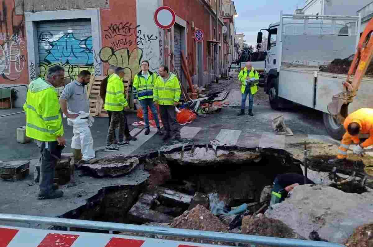 Due voragini in strada a Torpignattara: il quartiere di Roma è bloccato