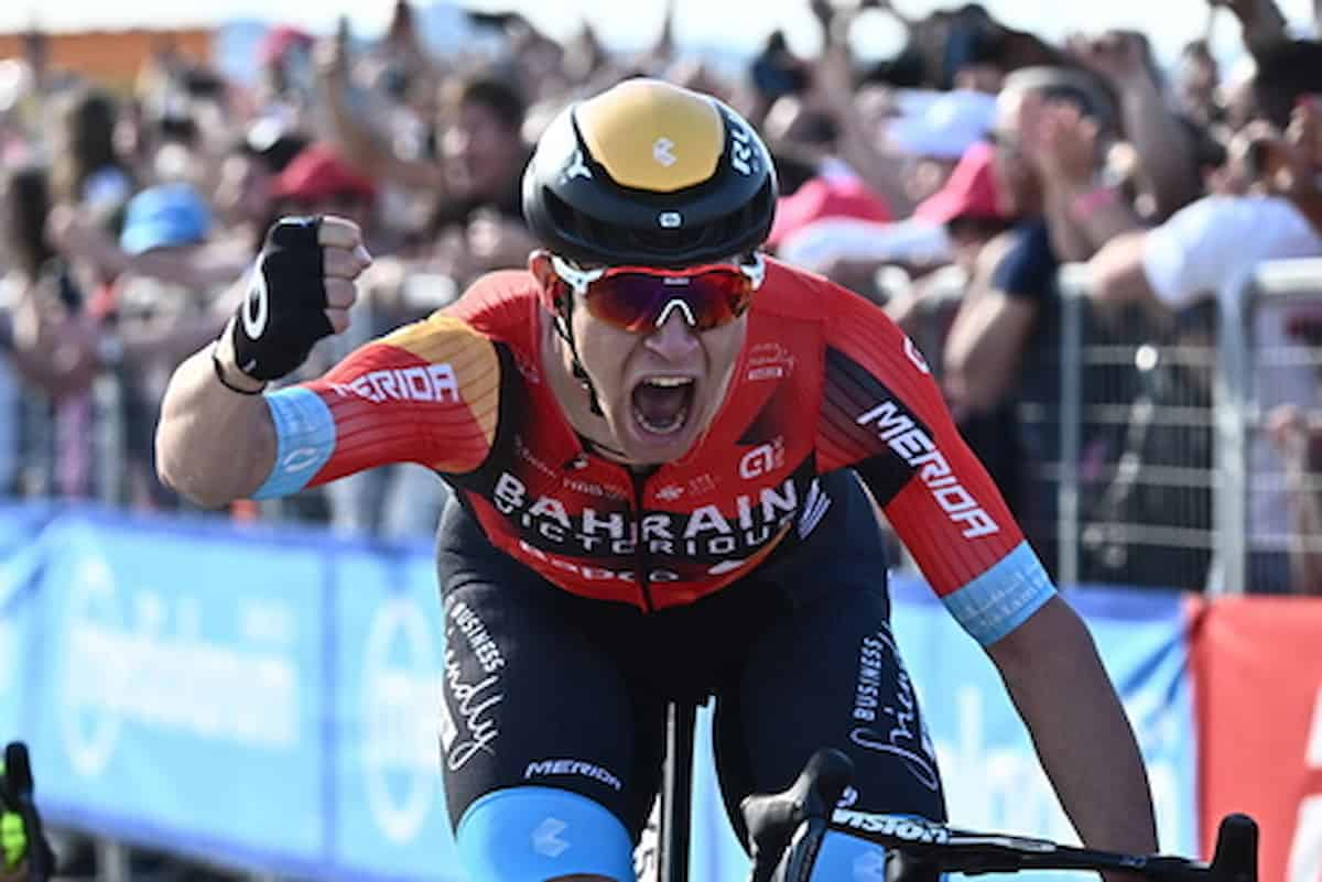 Giro d’Italia, prima vittoria italiana: il gigante friulano Jonathan Milan, in volata, Evenepoel maglia rosa