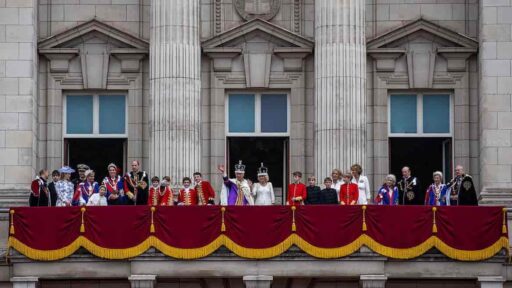 Re Carlo III d'Inghilterra, quanto resterà sul trono? chi era sul balcone? 4 miliardi di persone hanno seguito in tv la sua incoronazione
