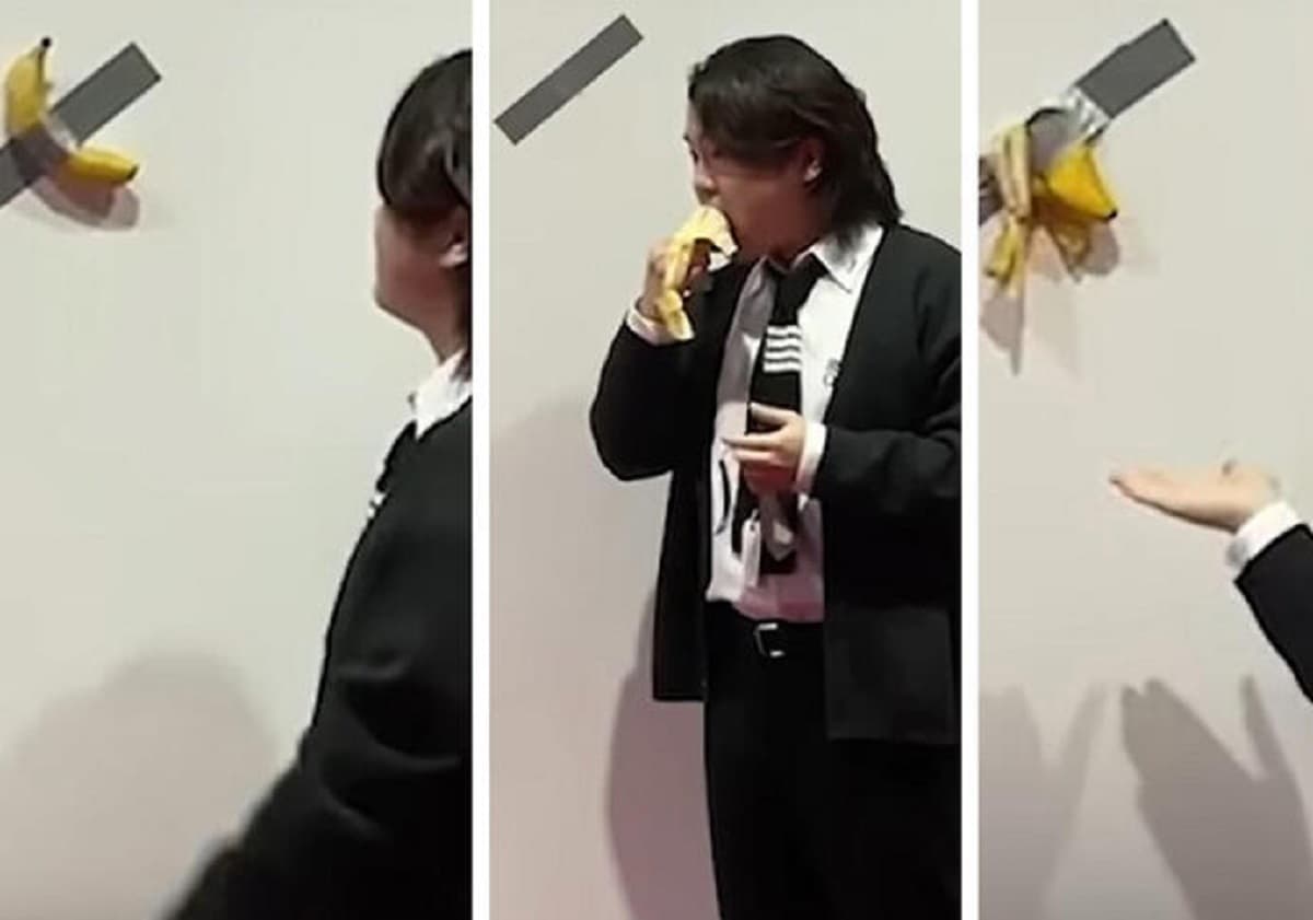 Uno studente mangia la banana di Cattelan