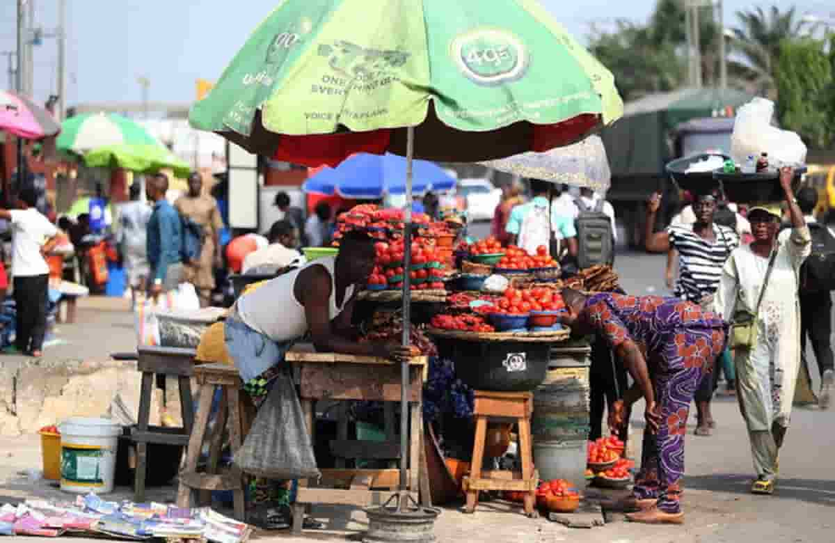 Chef nigeriana cucina per 100 ore in piedi e prepara 55 piatti diversi