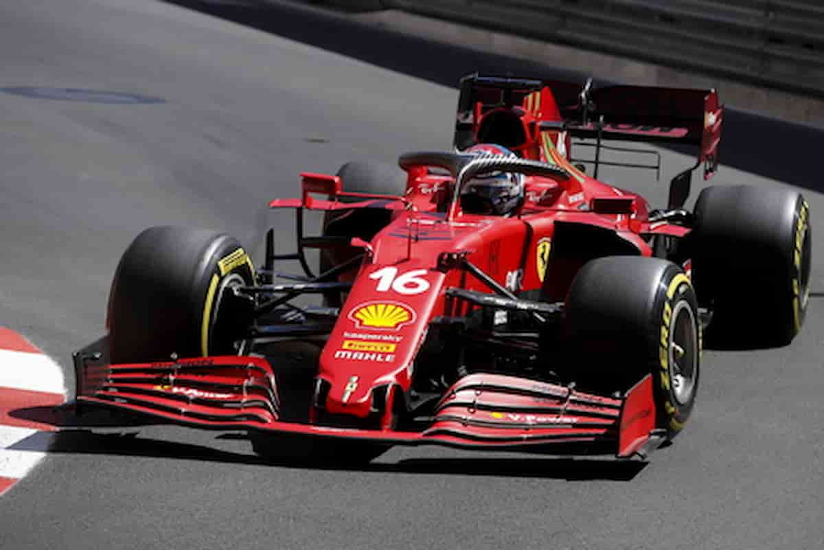 Domenica 28 il Mondiale della Formula 1 si corre a Montecarlo (ore 15). È la sesta prova (su 22) di un campionato che sembra aver già definito le gerarchie. Verstappen è avviato a conquistare il secondo, consecutivo, titolo iridato. Il Tulipano è la sua Red Bull sono, al momento, inavvicinabili. Al massimo qualche lieve fastidio. Tuttalpiù un solletico. C’è, ad esempio, un Alonso eterno (già quattro podi in cinque GP) che potrebbe ancora concedere acuti con una Aston Martin sorprendente con cui lo spagnolo sta massacrando il figlio del padrone, che sarebbe poi baby Stroll, otttavo nella classifica generale. Incalza la Mercedes più con il veterano Hamilton che il seppur talentuoso Russell. Vorremmo dar creduto alla Ferrrari, magari soltanto per un risultato parziale ma i fatti dimostrano che anche il più sfrenato ottimismo è fuori luogo. A Imola - gara annullata per maltempo - probabilmente avremmo colto segnali incoraggianti, si parlava alla vigilia di interessanti sviluppi, non molto di più. La Rossa forse paga a caro prezzo “una carenza di metodo che viene da lontano”, come osserva il “biografo” Leo Turrini. Che aggiunge:”Paradossalmente da quando, una generazione fa, la Formula Uno sostituì i test in pista con le sperimentazioni al computer”. Sono discorsi vecchi come il cucco, d’accordo, ma questo oggi passa il convento. I piloti? Sainz fa quello che può, quello che la Rossa gli permette, cioè poco. Leclerc si batte e si sbatte ma il podio resta un miraggio. Non lo disturbano i rumors di mercato; Hamilton non verrà a togliergli la Ferrari, il Re Nero resterà alla Mercedes, ha negato i presunti contatti con Maranello. No, lo disturbano semmai i mancati sviluppi della Rosssa che non riesce ancora a ridurre sensibilmente il gap con la Red Bull. Montecarlo sulla carta può almeno regalare un sospiro. IL CIRCUITO CITTADINO DI MONTECARLO Anello affascinante sulle strade del Principato di Monaco. Circuito mitico per eccellenza, tutti i piloti sognano di vincere su questo tracciato iconico, lungo 3,337 km. La gara prevede 78 giri per un 282 km. La temperatura stimata in 25 gradi. Non c’è alcuna possibilità di pioggia. Verstappen guida la classifica piloti con 119 punti. secondo Perez (105’, terzo Alonso (75), quarto Hamilton (56), quinto Sainz (44). A seguire: Russell (40) e Leclerc (34). DIRETTA TV Domenica 28, ore 15 su Sky Sport F1 e su Now. In differita su Tv8 alle ore 18. Telecronaca di Carlo Vanzini e Marc Gene’.