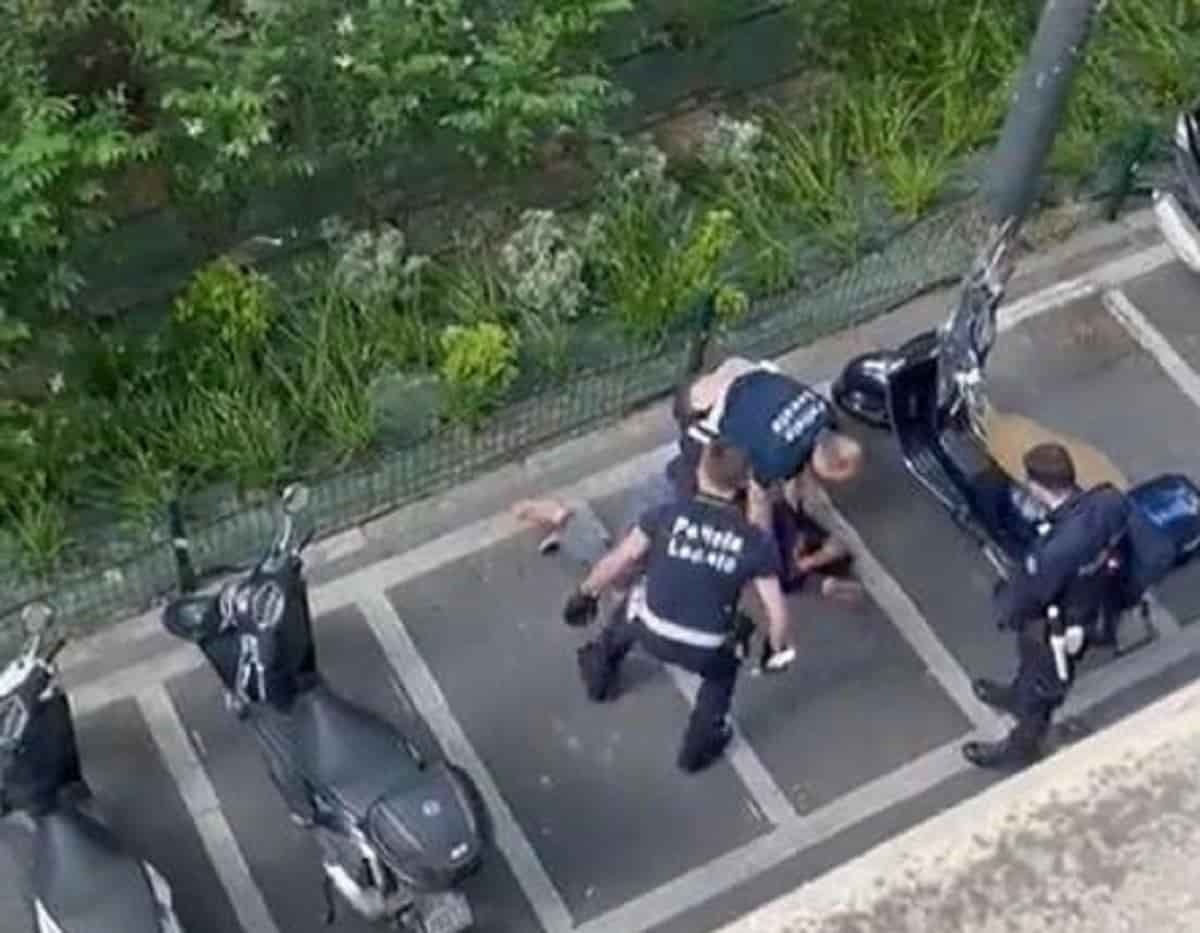 Milano, scene da Stati Uniti: le manganellate degli agenti alla donna a terra VIDEO