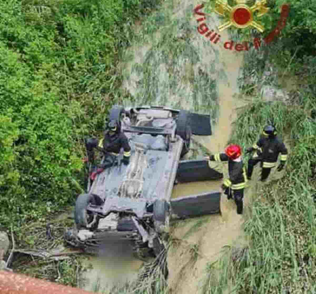 Finisce con l'auto in un torrente, foto Ansa