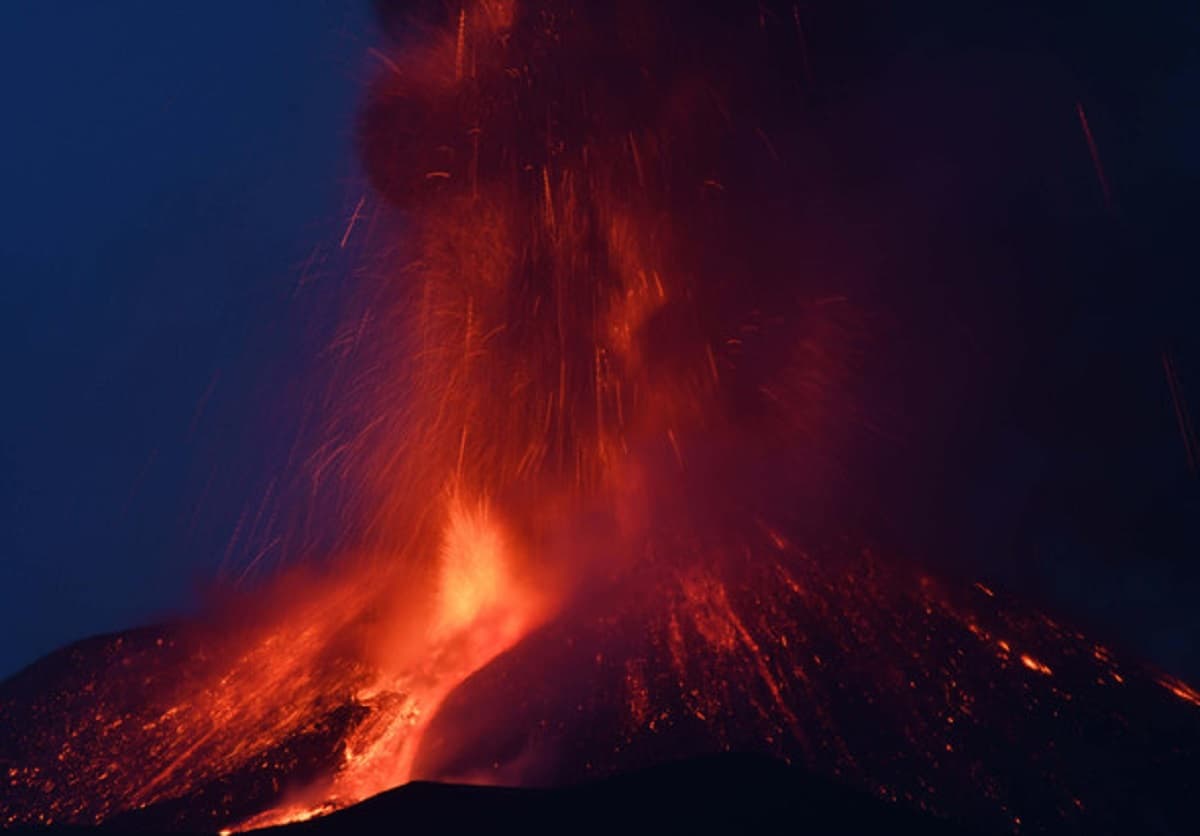 Etna, attività esplosiva in corso. Foto d'archivio Ansa