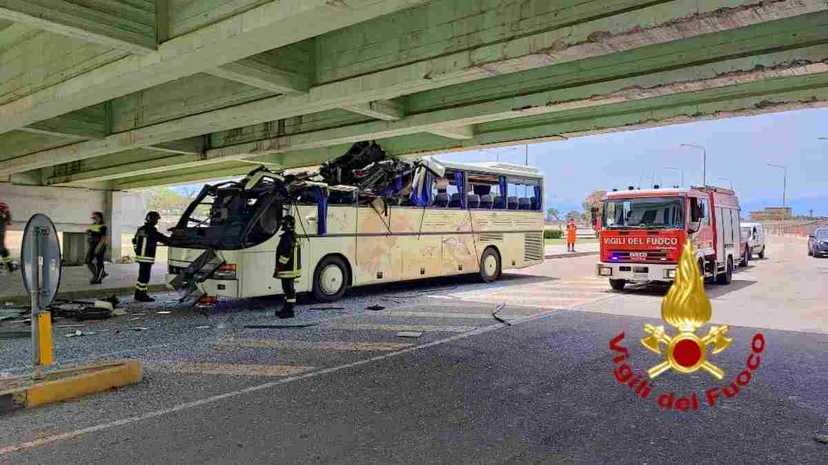 Prende male le misure del sottopasso: autobus "decapitato" dal cavalcavia a Cagliari