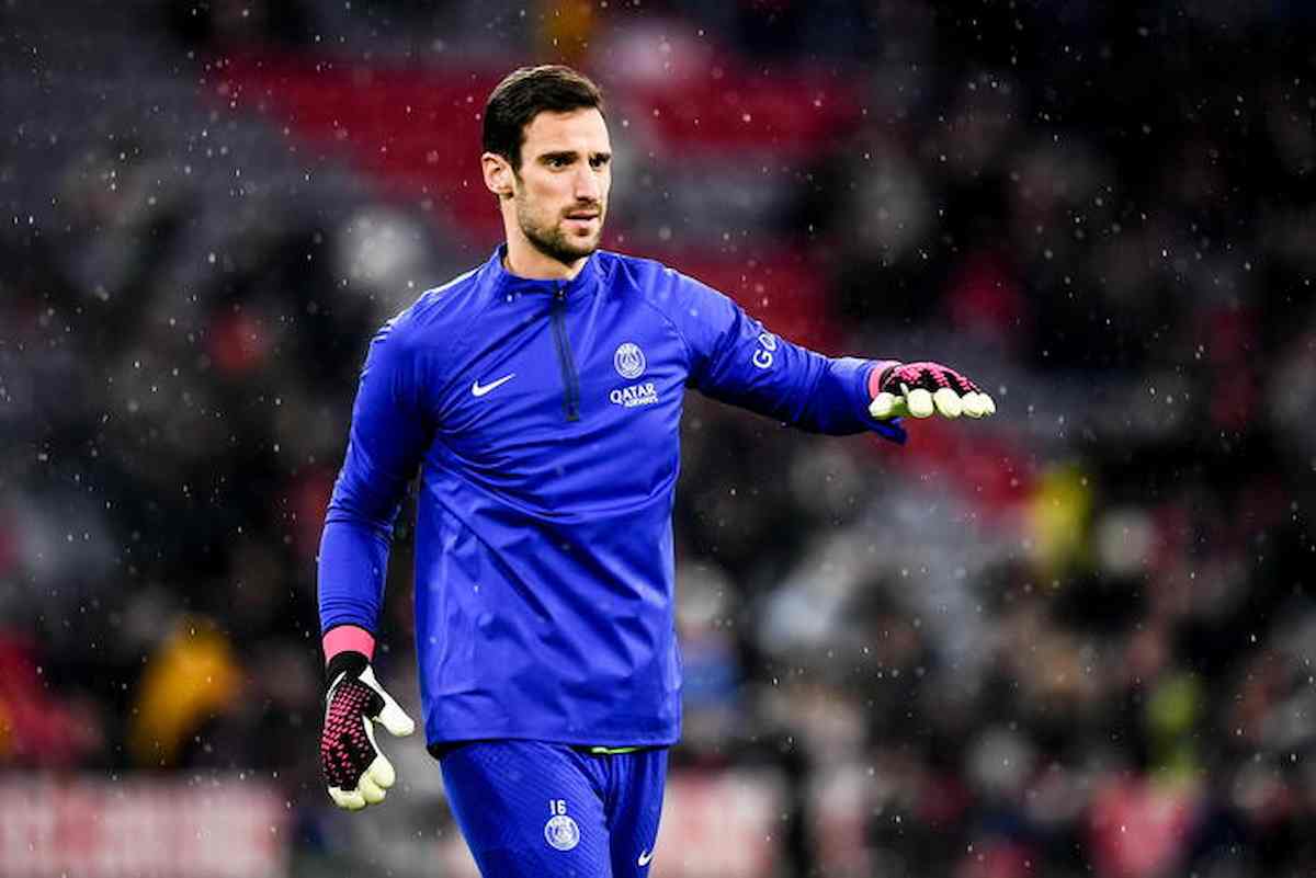 Sergio Rico esce dal coma dopo la caduta da cavallo: il portiere del Psg comunica a gesti