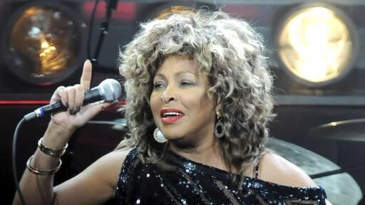 Tina Turner  è morta per insufficienza renale dopo una lotta durata anni: "Controllate i reni cedono senza dolore"