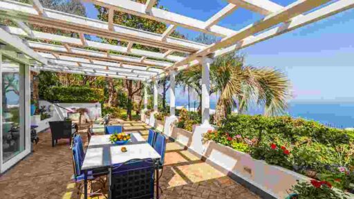Villa di Christian de Sica a Capri venduta a un prezzo da capogiro: giardino, Spa e terrazze panoramiche 01