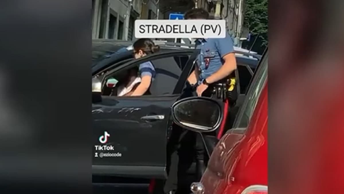 Tenta di scappare ma si dimentica che... il carabiniere è nell'automobile VIDEO