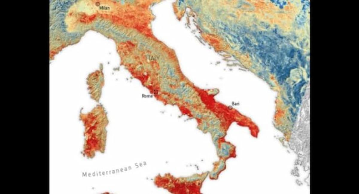 Caldo, sto bene e me lo godo, il clima è impazzito, non per colpa delle industrie siamo alla fine di una era. Nella foto: l’ondata di caldo sull’Italia vista dallo spazio, in Sicilia e Puglia la temperatura ha raggiunto i 47 grad