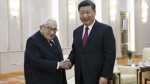 Kissinger, 100 anni, è tornato a Pechino in missione privata. Accolto dal presidente Xi come un capo di Stato