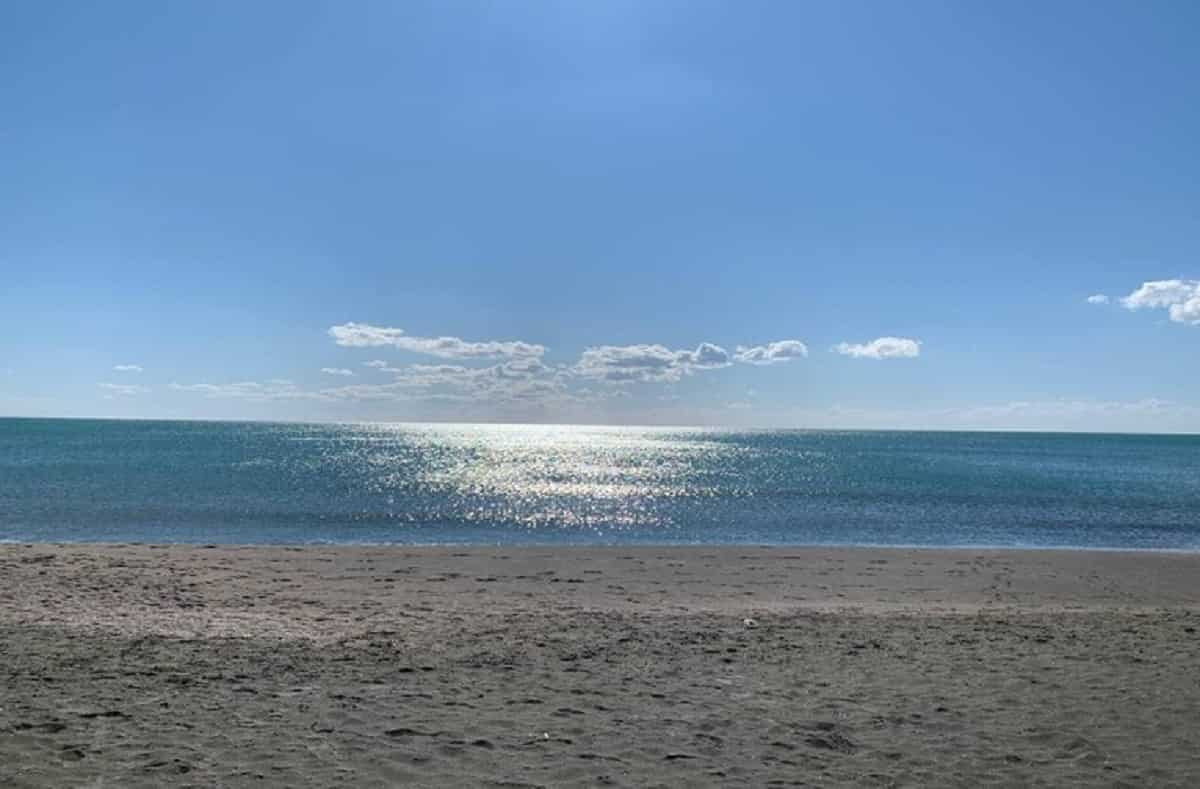 Gallipoli, turiste in bikini. Foto Ansa